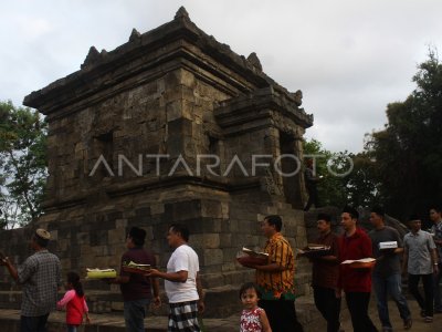 Tradisi Tumpengan Candi Badut Antara Foto