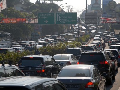 KEMACETAN JALUR PUNCAK SAAT LIBURAN ANTARA Foto