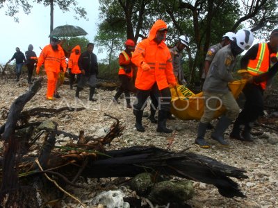 Evakuasi Jenazah Korban Tsunami Antara Foto