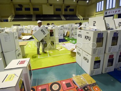 Distribusi Logistik Pemilu Di Jakarta Antara Foto