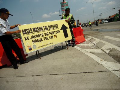 PENUTUPAN AKSES MASUK GERBANG TOL BREBES BARAT ANTARA Foto