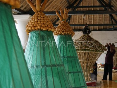 Pembuatan Gunungan Grebeg Syawal Antara Foto