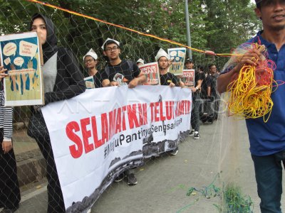 AKSI TOLAK PEMBANGUNAN TELUK JAKARTA ANTARA Foto