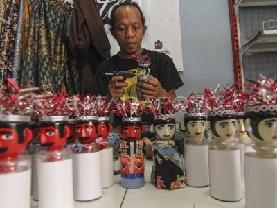 Kerajinan Boneka Ondel Ondel Antara Foto