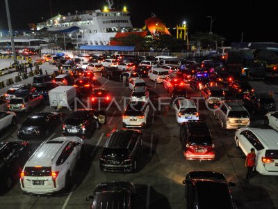 PEMUDIK PADATI PELABUHAN MERAK ANTARA Foto