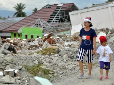 KUNJUNGI BEKAS LOKASI BENCANA ANTARA Foto