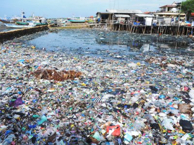 Tumpukan Sampah Di Permukiman Pesisir Pamekasan Antara Foto