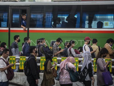 Pengguna Transportasi Umum Di Jakarta Antara Foto