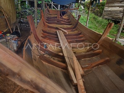 Pembuatan Perahu Kayu Antara Foto