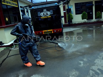 Penyemprotan Disenfektan Di Kantor Polisi Antara Foto