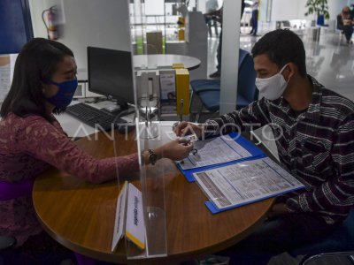 Karyawan Bank Sambut Hari Kartini Antara Foto