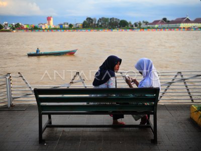 NGABUBURIT DI TEPI SUNGAI BATANGHARI ANTARA Foto