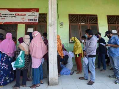 PENYALURAN BANSOS TUNAI DI SERANG ANTARA Foto