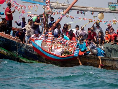 Tradisi Sedekah Laut Di Batang Antara Foto