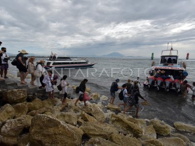 AKTIVITAS PENYEBERANGAN DI PELABUHAN SANUR BALI ANTARA Foto