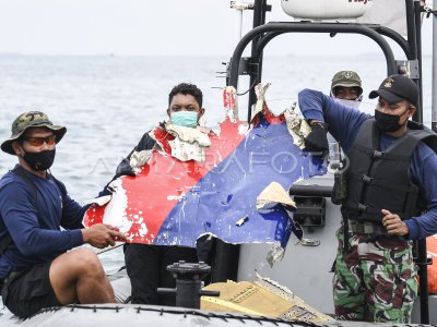 PENCARIAN PESAWAT SRIWIJAYA AIR SJ 182 YANG JATUH ANTARA Foto