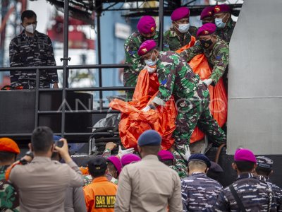 Penemuan Serpihan Dari Pesawat Sriwijaya Air Sj Antara Foto