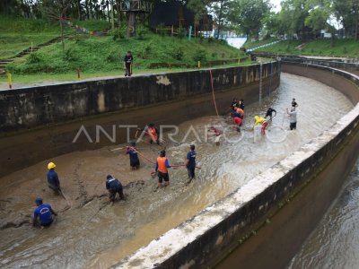 Pengerukan Sedimen Di Sungai Madiun Antara Foto