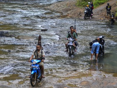 Warga Seberangi Sungai Di Pangandaran Antara Foto