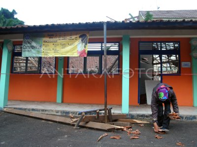 ATAP BANGUNAN KELAS SDN OTISTA BOGOR AMBRUK ANTARA Foto