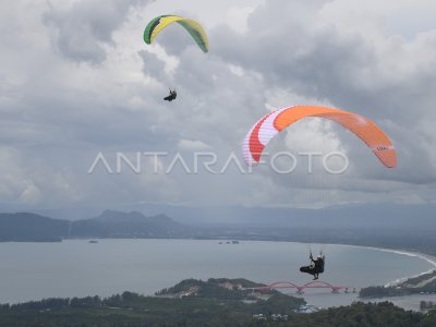 Paralayang Lintas Alam Tandem Pon Papua Antara Foto