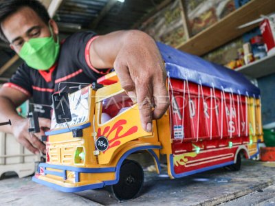 Kerajinan Miniatur Truk Antara Foto