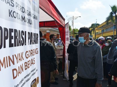 Operasi Pasar Minyak Goreng Di Madiun Antara Foto