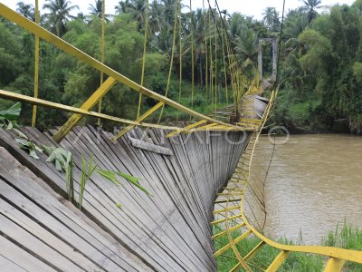 Jembatan Gantung Penghubung Desa Putus Di Bireun Antara Foto