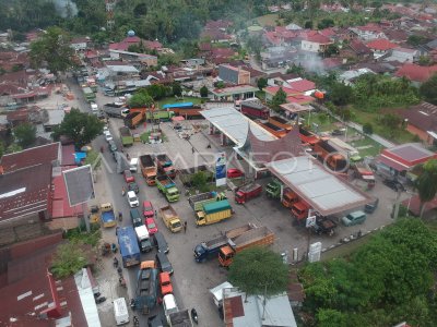 ANTREAN PENGISIAN SOLAR DI SUMBAR ANTARA Foto