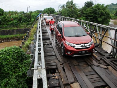 JEMBATAN PENGHUBUNG ANTARKECAMATAN DI GOWA RUSAK ANTARA Foto