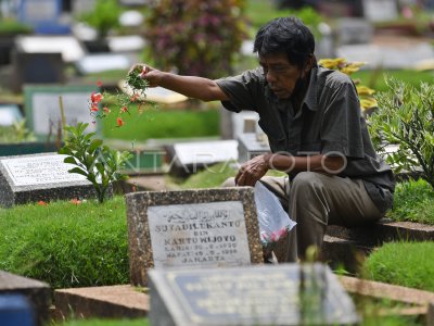 Ziarah Kubur Jelang Ramadhan Di Jakarta Antara Foto