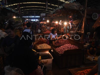 HARGA KOMODITAS PANGAN DI PASAR INDUK STABIL ANTARA Foto