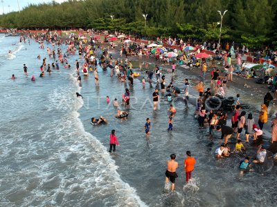 Libur Lebaran Di Wisata Pantai Utara Tegal Antara Foto