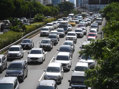 Penutupan Tol Dalam Kota Ke Arah Cikampek Antara Foto