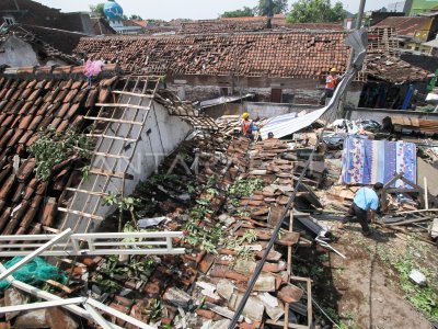 RUMAH RUSAK AKIBAT ANGIN PUTING BELIUNG DI SIDOARJO ANTARA Foto