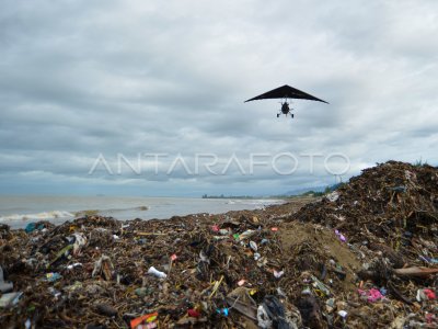 Evakuasi Sampah Pantai Padang Antara Foto