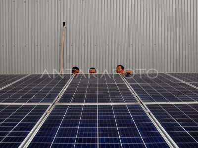 Pembelajaran Instalasi Panel Surya Di Sekolah Antara Foto