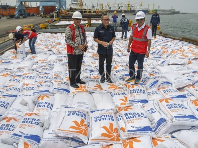 BULOG TERIMA 5 000 TON BERAS IMPOR DARI VIETNAM ANTARA Foto