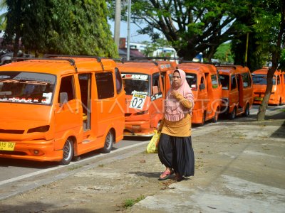 AKSI PROTES SOPIR ANGKOT DI PADANG ANTARA Foto