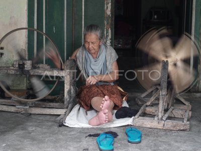 KERAJINAN KAIN TENUN SETAGEN DI SUKOHARJO ANTARA Foto