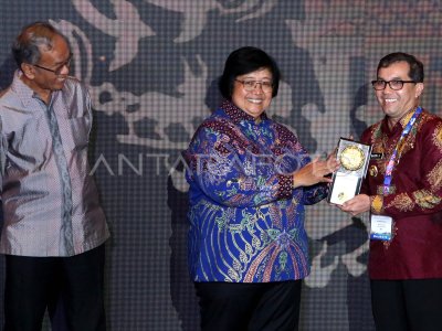 PENGHARGAAN LINGKUNGAN PIALA ADIPURA ANTARA Foto