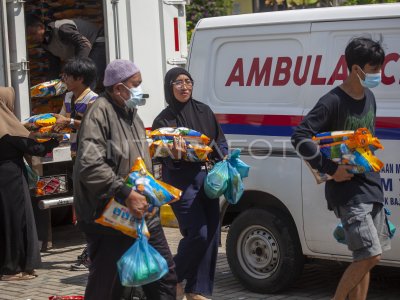 PEMBAGIAN PAKET SEMBAKO BERSUBSIDI DI BATAM ANTARA Foto