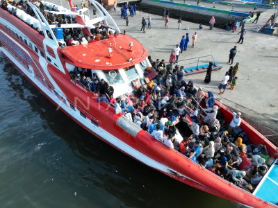 PUNCAK ARUS MUDIK DI PELABUHAN NUSANTARA KENDARI ANTARA Foto