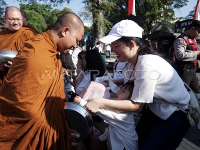 Tradisi Pindapata Waisak Di Solo Antara Foto