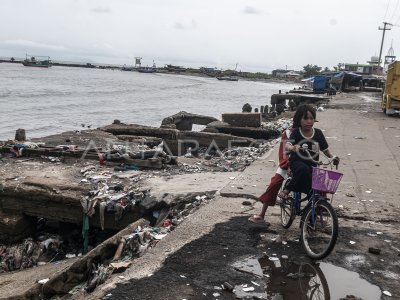 Dermaga Rusak Diterjang Gelombang Tinggi ANTARA Foto