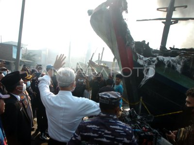 Ganjar Pranowo Tinjau Kebakaran Kapal Di Tegal ANTARA Foto