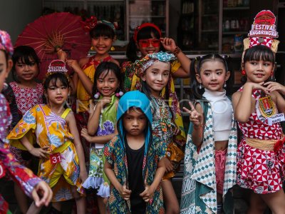 Lomba Peragaan Busana Batik Di Pasar Tradisional Antara Foto