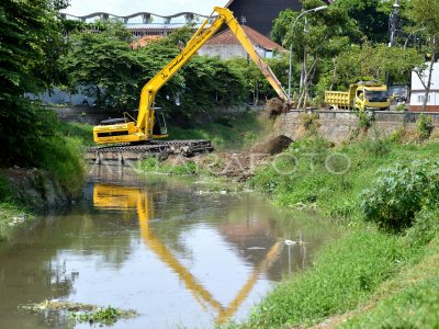 Pengerukan Sungai Antisipasi Banjir Antara Foto