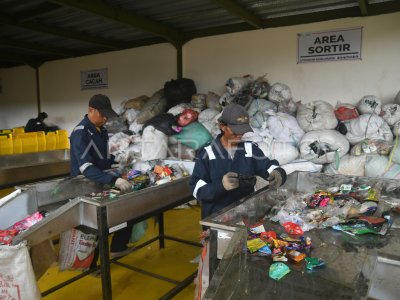 Daur Ulang Sampah Plastik Menjadi Produk Bernilai Ekonomi Antara Foto