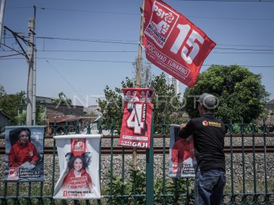 Penertiban Apk Melanggar Aturan Pemilu Di Kudus Antara Foto